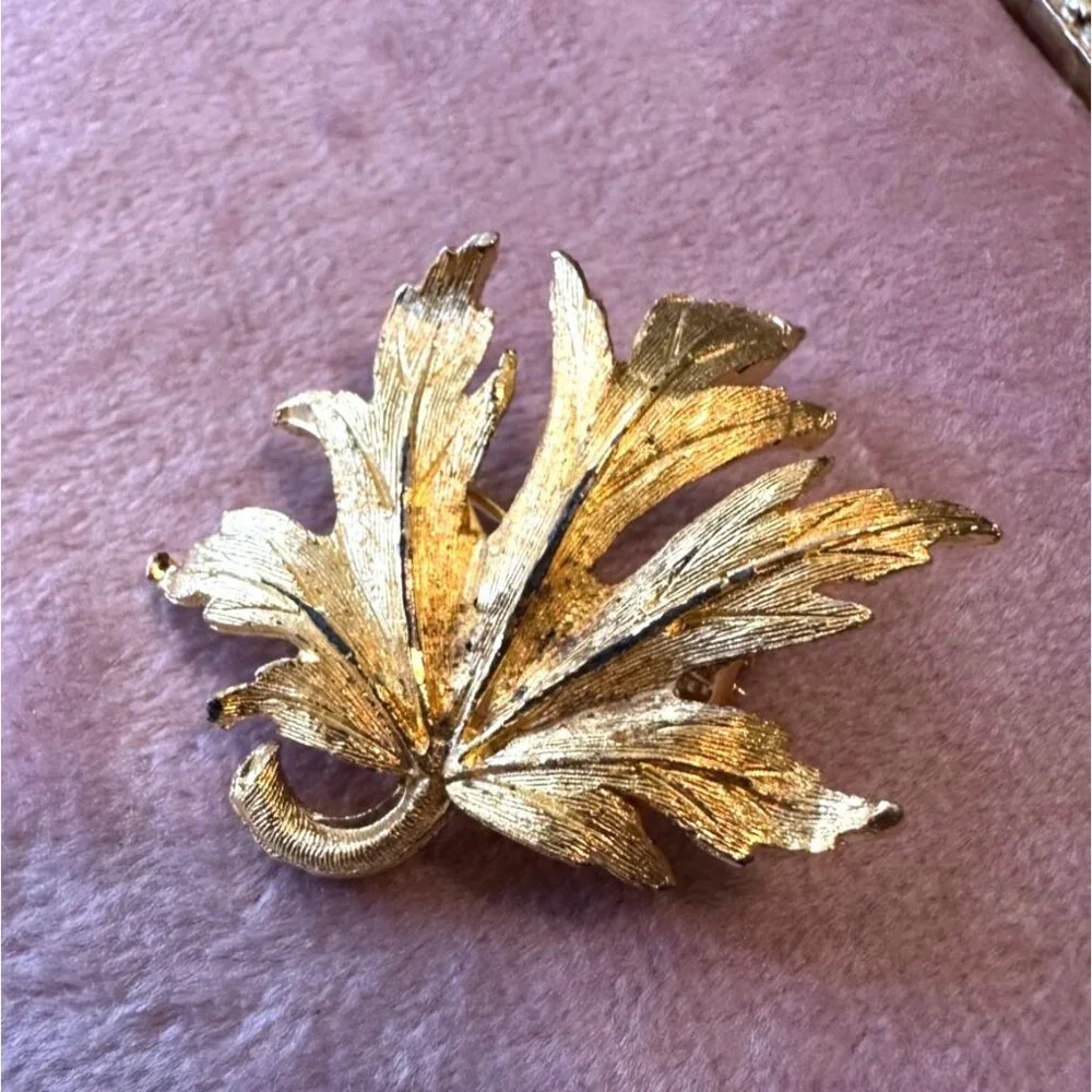Vintage Mid-Century Gold-Tone Maple Leaf Brooch Pin Textured Detailing Unsigned - Picture 10 of 10